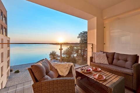 Patio, Natural landscape, View (from property/room), Balcony/Terrace, Food and drinks, Seating area, Lake view