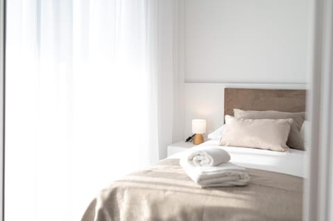 Bed, Bedroom, towels