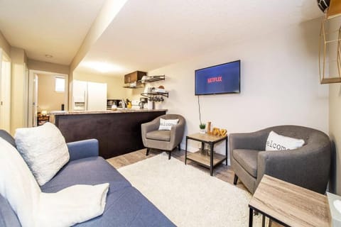 Bright Modern Suite - Netflix - WiFi - Long Stays Apartment in Edmonton