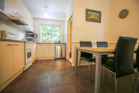 Seating area, Dining area, dishwasher, minibar, pet friendly, stove