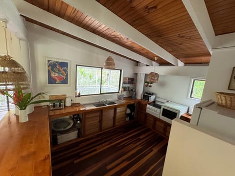 Coconut Cottage Bush Retreat- Pet Friendly House in Tin Can Bay