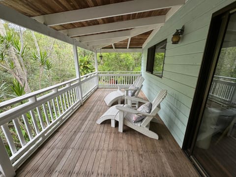 Coconut Cottage Bush Retreat- Pet Friendly House in Tin Can Bay