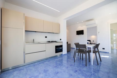 Kitchen or kitchenette, Dining area, minibar, pet friendly, stove