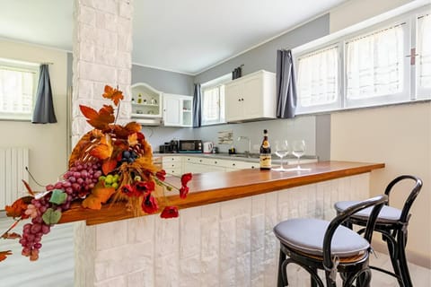 Kitchen or kitchenette, Lounge or bar