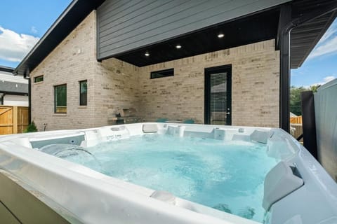 The Fillmore - Hot Tub - 1 mi to Downtown Maison in Rogers