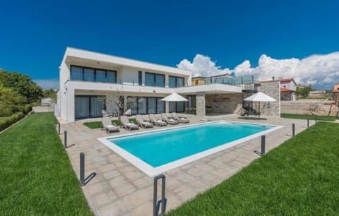 Luxusvilla "Bianca" nur 2 km vom Meer mit offener Terrasse, Pool, Sauna House in Novigrad