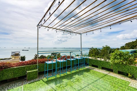 Patio, Spring, Day, Natural landscape, Garden, View (from property/room), Balcony/Terrace, Garden view, Sea view