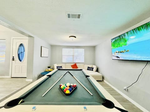 Family-friendly Fire-pit Pool Table & Soccer House in Lakeland