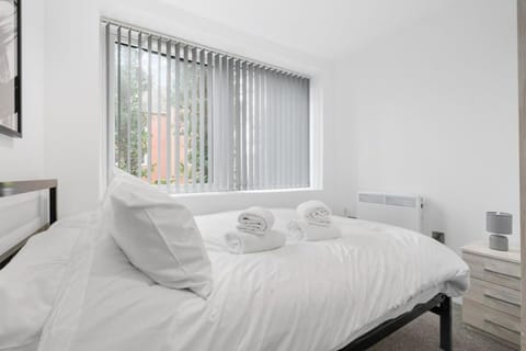 Modern 2 Bedroom Apartment in Central Newbury Condo in Newbury