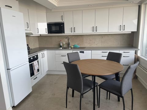 Kitchen or kitchenette, Dining area, dishwasher, minibar, pet friendly, stove