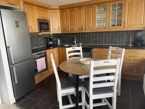 Kitchen or kitchenette, Dining area, dishwasher, minibar, pet friendly, stove