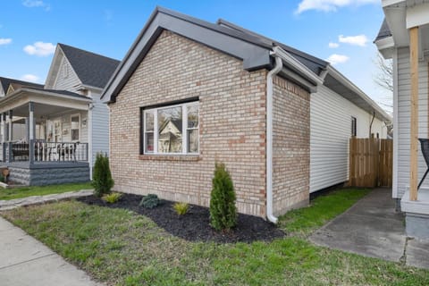 Floyd - Brand New & Near Downtown! by Newman Hospitality Casa in New Albany