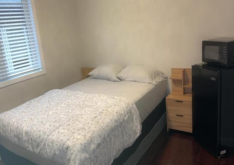 Beautiful private Room near Airport Alojamiento y desayuno in Brampton