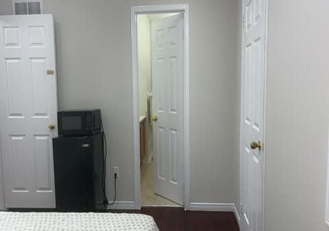 Beautiful private Room near Airport Bed and Breakfast in Brampton