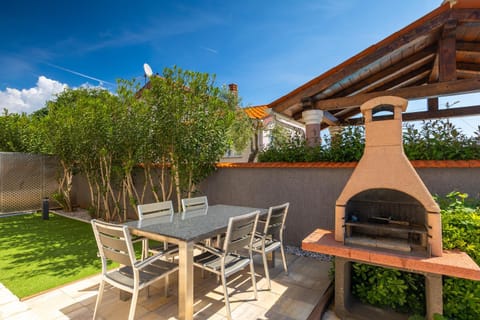 BBQ facilities, Garden, Dining area