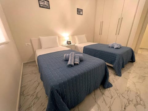 Bed, Photo of the whole room, towels