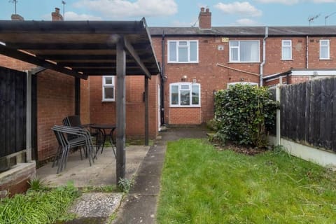 Spacious 4 Bed house W/Free Parking Sleeps 7 Near Walsgrave Hospital House in Coventry