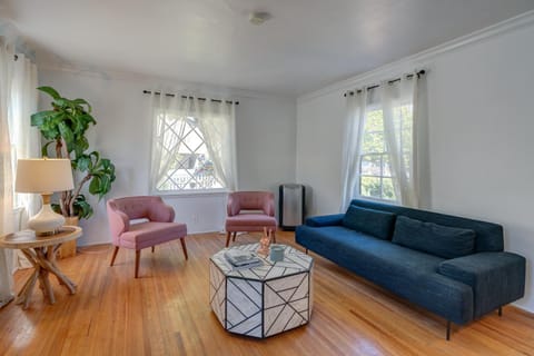 Living room, Seating area