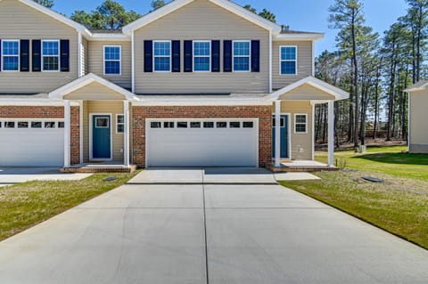 Aberdeen Townhome with Deck Perfect For Golfers! Haus in Southern Pines
