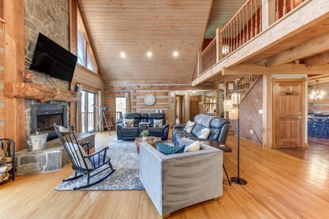 Spacious Maggie Valley Cabin with Waterfall On-Site! Maison in Ivy Hill