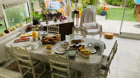 Dining area, Garden view, Breakfast, Continental breakfast