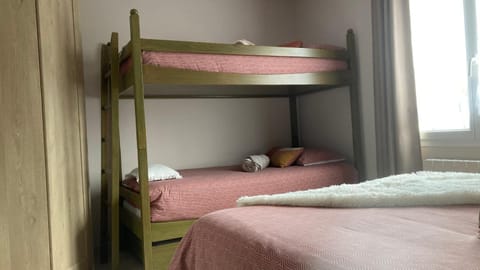 Bed, Photo of the whole room, Bedroom, bunk bed, towels