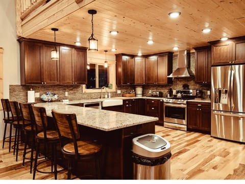 Modern Mountain Luxury Home in the Pines, Sleeps 15, Wrap Around Deck with Hot Tub Casa in Henrys Lake
