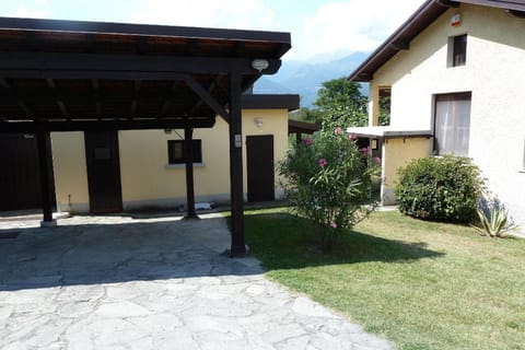 Ferienvilla am See mit Pool House in Colico