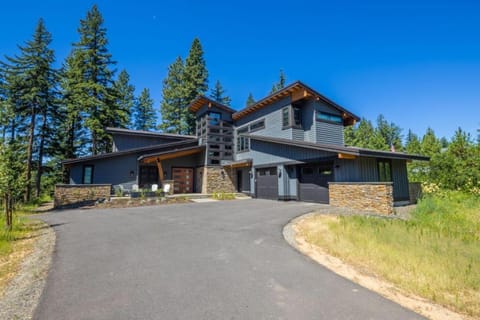 Suncadia 5-Bdrm Home Nestled in the Forest House in Ronald