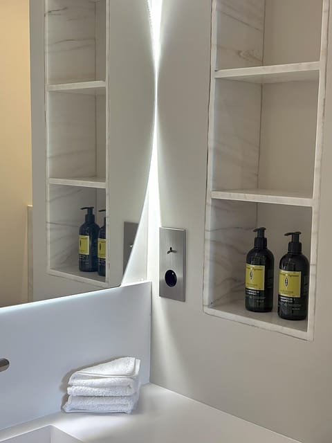 Shower, Toilet, Bath, towels