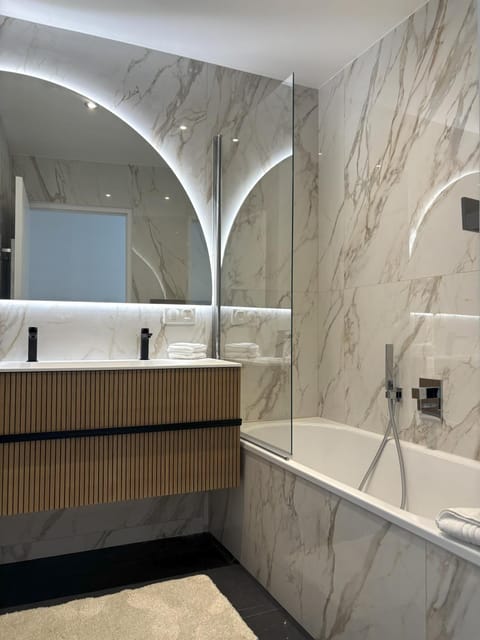 Shower, Bathroom, Bath, towels, washing machine, dryer