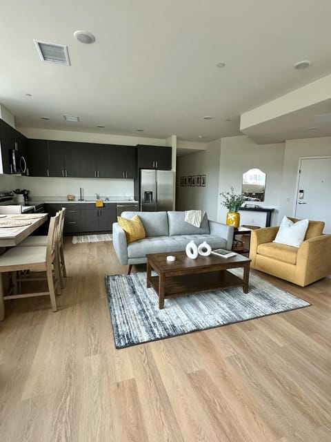 Kitchen or kitchenette, Living room, Seating area, Dining area