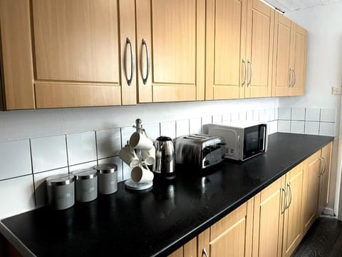 Coffee/tea facilities, Kitchen or kitchenette, stove