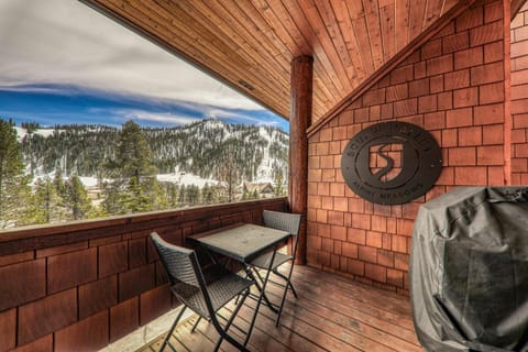 Stylish 2BD Condo - Walk to Palisades! House in Palisades Tahoe (Olympic Valley)