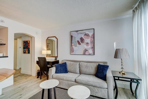 Cute 1 bedroom unit located in Condo Hotel in the heart of Coconut Grove Free Parking House in Coconut Grove