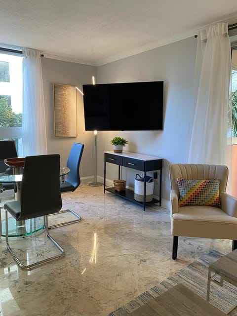 Cozy 1 bedroom unit located in a Condo Hotel in the heart of Coconut Grove Free Parking House in Coconut Grove