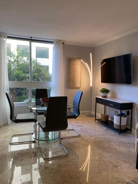 Cozy 1 bedroom unit located in a Condo Hotel in the heart of Coconut Grove Free Parking House in Coconut Grove