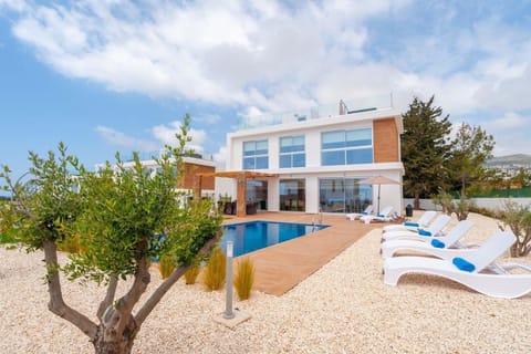 Luxuriöse Villa mit 4 Schlafzimmern, Pool und Whirlpool House in Peyia