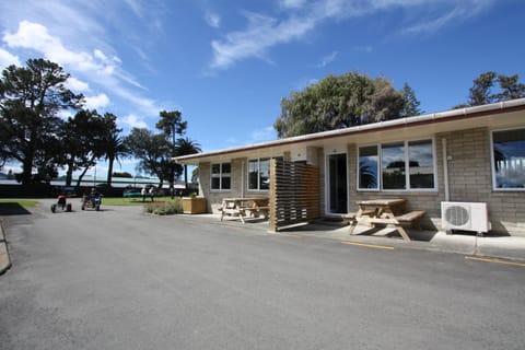 Waikanae Beach TOP 10 Holiday Park Campground/ 
RV Resort in Gisborne