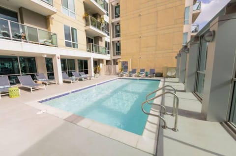 Bleu Mer Spacious Beach view Pool Gym and Sauna Apartment in Marina del Rey