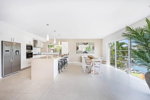 Shoreview ~ Family Home with Views, Quiet Location House in Noosaville