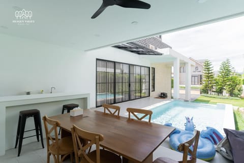 Dining area, Pool view, Swimming pool