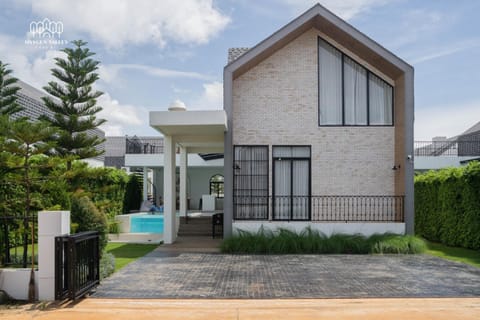 Property building, Day, Garden view, Pool view