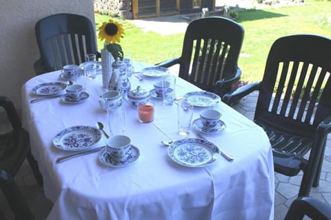 Gemütliches Doppelzimmer in Landhaus mit Garten und Terrasse Apartment in Pirna