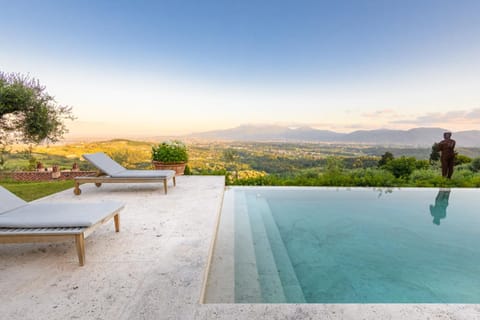 Villa Sunset, Luxury Farmhouse with Infinity Pool Villa in Lucca