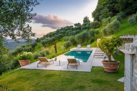 Villa Sunset, Luxury Farmhouse with Infinity Pool Villa in Lucca