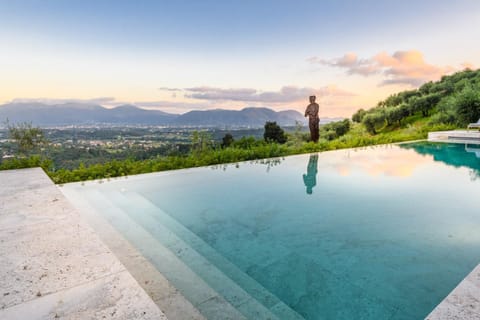 Villa Sunset, Luxury Farmhouse with Infinity Pool Villa in Lucca