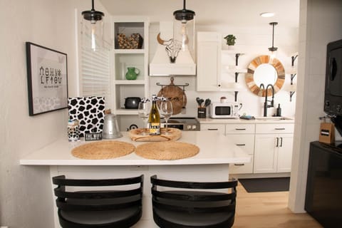 Decorative detail, Dining area, dishwasher, oven, stove, toaster, washing machine, dryer, kitchen