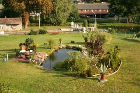 An einer Schleuse gelegene Ferienwohnung mit Grundstück direkt am Wasser - b56514 Condo in Rheinsberg