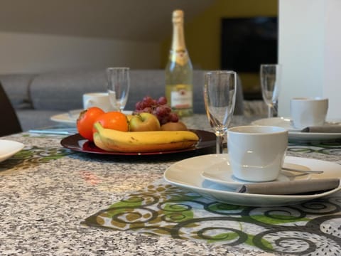 Coffee/tea facilities, Decorative detail, Dining area